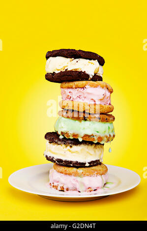 Pile de Melting Ice Cream Sandwich Banque D'Images