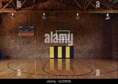Basket-ball gymnase avec mur de pierre Banque D'Images