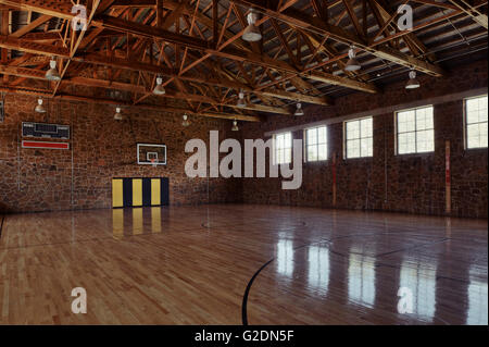 Gymnase de basket-ball avec des murs en pierre et de ligne de Windows Banque D'Images