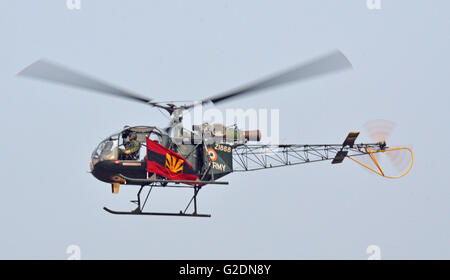 Cheetah - hélicoptères utilitaires légers de Corps d'aviation de l'armée indienne, battant pavillon de l'armée, passé avec l'armée indienne Jour, Kolkata, Inde Banque D'Images