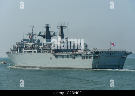 Le navire d'assaut de la Marine royale britannique, le HMS Rempart (L15), quitte Portsmouth, Royaume-Uni pour la bataille du Jutland commémoration le 27 mai 2016. Banque D'Images