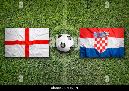 L'Angleterre contre la Croatie les drapeaux sur un terrain de soccer vert Banque D'Images