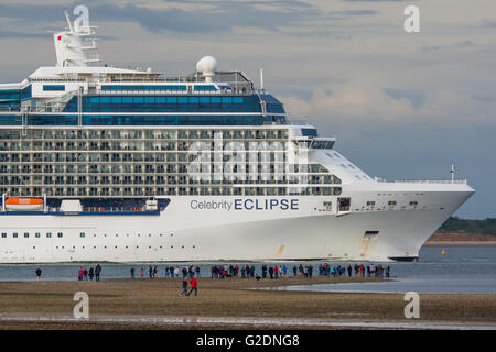 Le navire de croisière Celebrity Eclipse au départ de Southampton, UK le 22 mai 2016 et en passant les gens affichage à partir de la plage. Banque D'Images