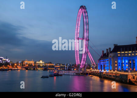 Le London Eye de nuit prises à partir du pont de Westminster. Le ciel clair et bleu avec le ciel de Londres est à la ligne Banque D'Images