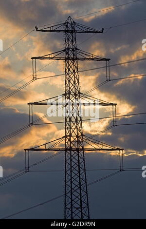 Hoogeveen (Pays-Bas), 8 avril 2016 : l'électricité pylône dans la soirée red Banque D'Images