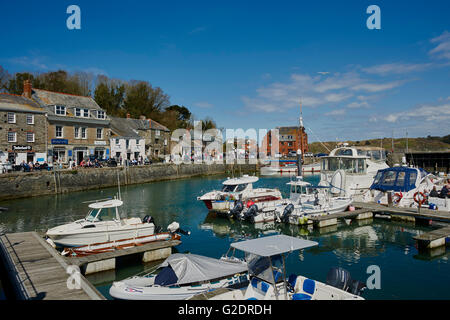 Padstow Harbour. Padstow (Cornish : Lannwedhenek) est une ville, une paroisse civile et port de pêche sur la côte nord des Cornouailles, Englan Banque D'Images