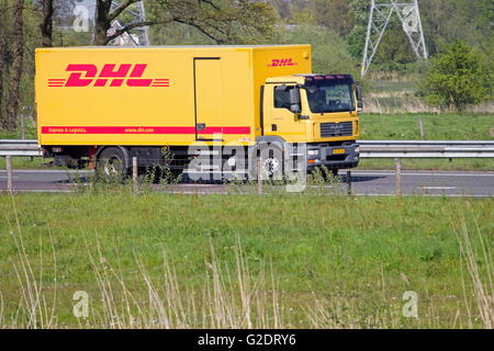 Hoogeveen (Pays-Bas), le 6 mai 2016 : DHL la conduite de camions sur l'autoroute A28 le long de l'Oude Kene à Hoogeveen. Banque D'Images