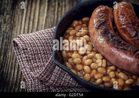 Saucisses grillées et haricots rouges Banque D'Images