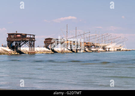 Trabucco, trébuchet, trabocco - maisons traditionnelles de pêche dans le sud de l'Italie. Banque D'Images