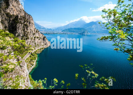 Panorama de la magnifique lac de Garde, entourée de montagnes à Riva del Garda, Italie. Banque D'Images