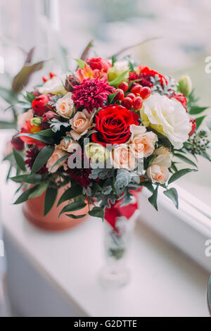 Beau bouquet de rouge, blanc et rose pâle, roses dans vase de cristal debout sur la fenêtre. Close-up Banque D'Images