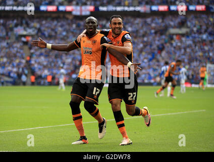 Hull City's Mohamed Diamé fête marquant son premier but de côtés du jeu avec Ahmed Elmohamady (à droite) pendant le Championnat Final Play-Off au stade de Wembley, Londres. ASSOCIATION DE PRESSE Photo. Photo date : Samedi 28 Mai, 2016. Voir l'activité de soccer féminin de l'histoire. Crédit photo doit se lire : Nick Potts/PA Wire. RESTRICTIONS : EDITORIAL N'utilisez que pas d'utilisation non autorisée avec l'audio, vidéo, données, listes de luminaire, club ou la Ligue de logos ou services 'live'. En ligne De-match utilisation limitée à 75 images, aucune émulation. Aucune utilisation de pari, de jeux ou d'un club ou la ligue/dvd publications. Banque D'Images