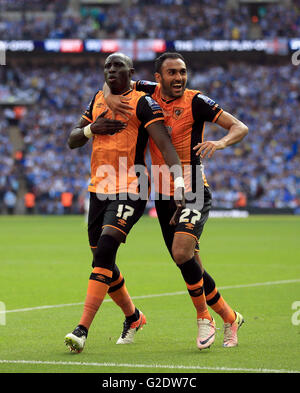 Hull City's Mohamed Diamé fête marquant son premier but de côtés du jeu avec Ahmed Elmohamady (à droite) pendant le Championnat Final Play-Off au stade de Wembley, Londres. Banque D'Images