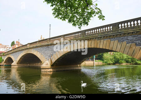 Vu du pont Workman Jardins ouvrier Waterside Evesham Worcestershire Wychavon UK Banque D'Images