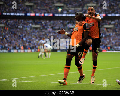 Hull City's Mohamed Diamé fête marquant son premier but de côtés du jeu avec Ahmed Elmohamady (à droite) pendant le Championnat Final Play-Off au stade de Wembley, Londres. Banque D'Images