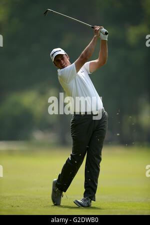 L'Angleterre Richard Bland sur le 15e trou lors de la troisième journée de la BMW PGA Championship à Wentworth Club, Windsor. ASSOCIATION DE PRESSE Photo. Photo date : Samedi 28 Mai, 2016. Voir histoire de PA Wentworth GOLF. Crédit photo doit se lire : Steve Paston/PA Wire. Des restrictions. Utiliser l'objet de restrictions. Usage éditorial uniquement. Pas d'utilisation commerciale. Appelez le  +44 (0)1158 447447 pour de plus amples informations. Banque D'Images