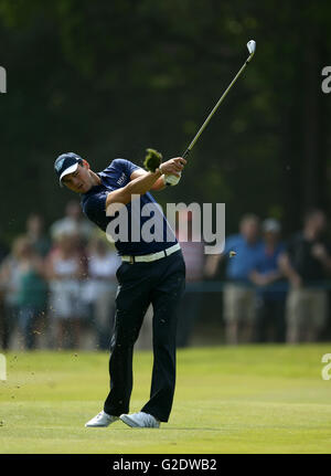 Martin Kaymer en Allemagne sur le 15ème trou pendant le troisième jour du championnat BMW PGA au Wentworth Club, Windsor.APPUYEZ SUR ASSOCIATION photo.Date de la photo: Samedi 28 mai 2016.Voir PA Story Golf Wentworth.Le crédit photo devrait se lire: Steve Paston/PA Wire.RESTRICTIONS.Utilisation soumise à des restrictions.Usage éditorial uniquement.Aucune utilisation commerciale.Pour plus d'informations, appelez le +44 (0)1158 447447. Banque D'Images