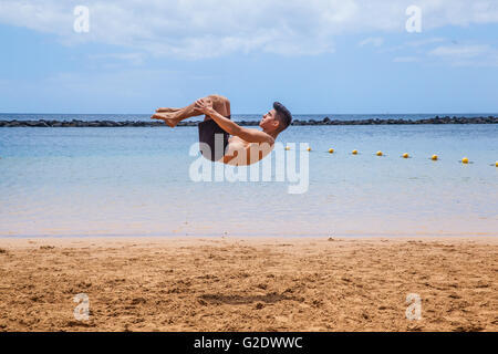 Les jeunes sportifs faisant tricking arts martiaux sports sur la plage Banque D'Images