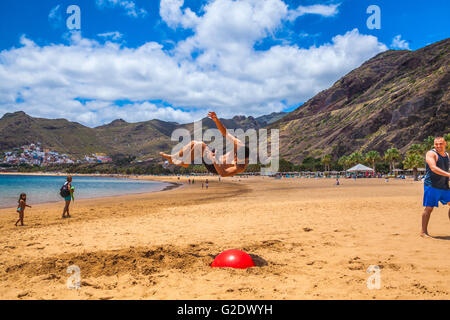 Les jeunes sportifs faisant tricking arts martiaux sports sur la plage Banque D'Images