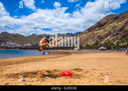 Les jeunes sportifs faisant tricking arts martiaux sports sur la plage Banque D'Images