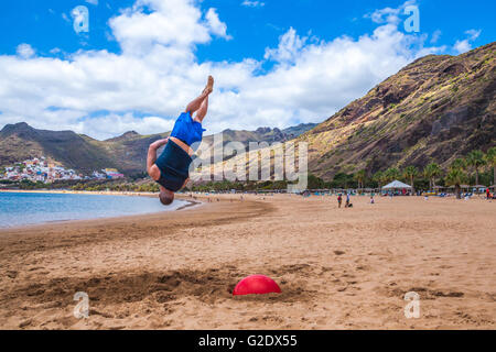 Les jeunes sportifs faisant tricking arts martiaux sports sur la plage Banque D'Images