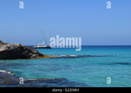 Voiliers amarrés dans les eaux turquoise de la Méditerranée encore Mer Banque D'Images