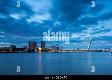 La ville de Rotterdam pendant heure bleue au crépuscule. Une exposition longue, rend le mouvement des nuages dans le ciel visible. Banque D'Images