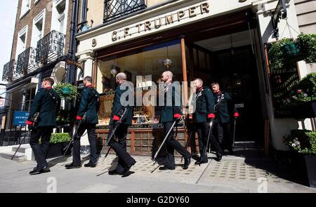 Pour ceux qui ont besoin de répéter : photo story fonctionnait précédemment 24/05/2016. De gauche, Simon Topp, Daniel Lewis, Kevin Forrester, Steve Martin, Steven Smith et Daniel Currie, Bugle Majors avec les fusils - la plus grande au sein de régiment d'infanterie de l'Armée britannique - après avoir quitter leur mouton traditionnel chop barbe fraisée à gentlemen's coiffure Geo F Trumper dans le quartier Mayfair de Londres, à l'avant du régiment de prendre part à la retraite à consonance Horseguards Parade mercredi et jeudi cette semaine, pour la première fois en plus de 20 ans. Banque D'Images