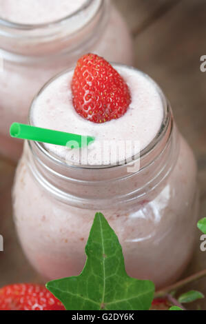 Smoothie aux fraises avec de la paille Banque D'Images