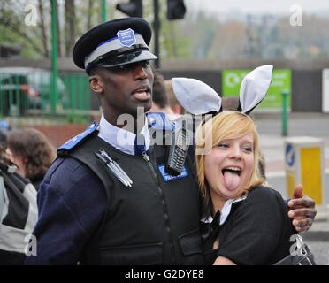 Une jeune fille possèdent avec un gardien de la circulation en ville du Kent, Londres, après avoir connu un dimanche après-midi à la Bunny boule. Banque D'Images