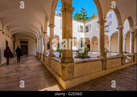 La côte de la Slovénie et de Piran Kras - Cloître de l'église St Francis Banque D'Images