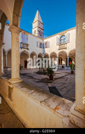 La côte de la Slovénie et de Piran Kras - Cloître de l'église St Francis Banque D'Images