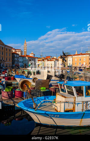 La Slovénie et la côte de la place Tartini Piran Kras - et la cathédrale de St George vu du port Banque D'Images