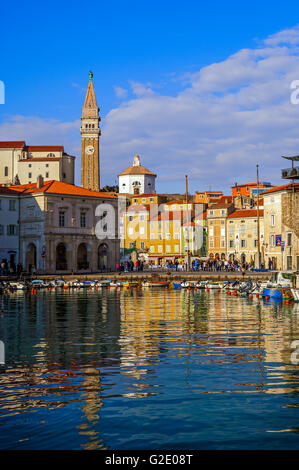 La Slovénie et la côte de la place Tartini Piran Kras - et la cathédrale de St George vu du port Banque D'Images