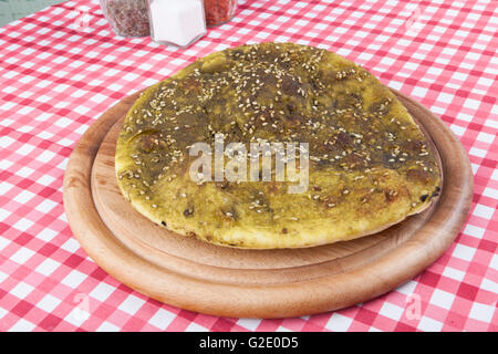 Pain pita avec zaatar green middle eastern herb sur plaque de bois Banque D'Images