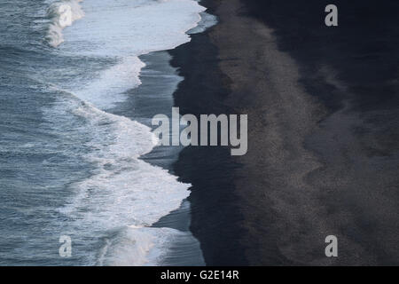 Les vagues, surf, plage de lave noire, Dyrhólafjara, Dyrhólaey, Islande Banque D'Images