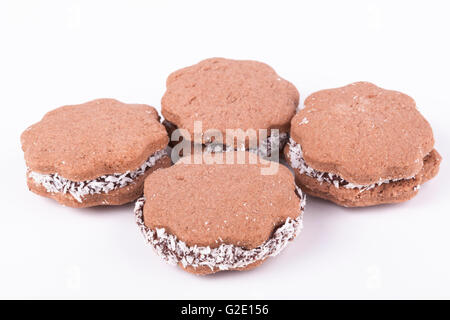 Brown star shape petit coconut cookies isolated on white Banque D'Images