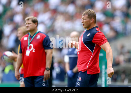 L'Angleterre capitaine Dylan Hartley (à droite) avant de l'ancienne richesse mutuelle Cup match au stade de Twickenham, Londres. Banque D'Images