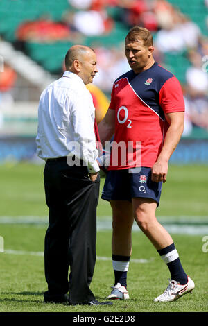 L'Angleterre l'entraîneur-chef Eddie Jones en conversation avec le capitaine Dylan Hartley (à droite) avant de l'ancienne richesse mutuelle Cup match au stade de Twickenham, Londres. Banque D'Images