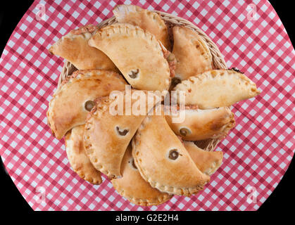 Une pâte brune dans panier table ronde sur Banque D'Images