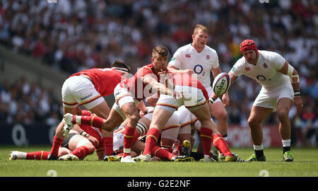 Pays de Galles' Rhys Webb décharge le ballon de l'arrière d'un ruck au cours de l'ancienne richesse mutuelle Cup match au stade de Twickenham, Londres. Banque D'Images