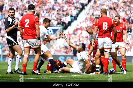 L'Angleterre Luther Burrell (centre) célèbre marquant leur premier essai du match avec son coéquipier Ben Youngs (centre gauche) au cours de l'ancienne richesse mutuelle Cup match au stade de Twickenham, Londres. Banque D'Images