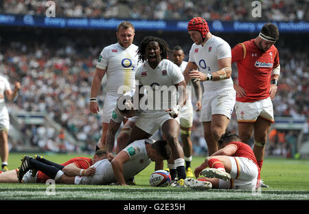 L'Angleterre Marland Yarde (centre) célèbre comme Ben Youngs va au-dessus de marquer leur troisième essai de côté au cours de l'ancienne richesse mutuelle Cup match au stade de Twickenham, Londres. Banque D'Images