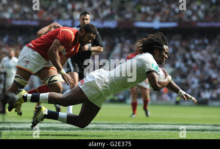 L'Angleterre Marland Yarde va au-dessus de marquer un essai au cours de l'ancienne richesse mutuelle Cup match au stade de Twickenham, Londres. Banque D'Images