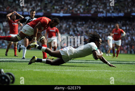 L'Angleterre Marland Yarde va au-dessus de marquer un essai au cours de l'ancienne richesse mutuelle Cup match au stade de Twickenham, Londres. Banque D'Images