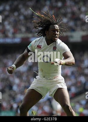 L'Angleterre Marland Yarde célèbre après qu'il va au-dessus de marquer un essai au cours de l'ancienne richesse mutuelle Cup match au stade de Twickenham, Londres. Banque D'Images