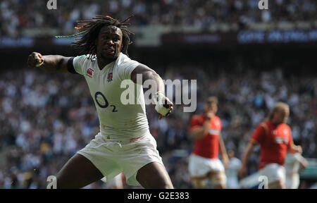 L'Angleterre Marland Yarde célèbre après qu'il va au-dessus de marquer un essai au cours de l'ancienne richesse mutuelle Cup match au stade de Twickenham, Londres. Banque D'Images