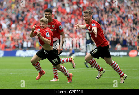 Barnsley's Lloyd Isgrove (à gauche) célèbre marquant son troisième but du côté du match avec ses coéquipiers au cours de la Ligue Un Sky Bet finale Play-Off au stade de Wembley, Londres. Banque D'Images