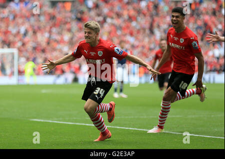 Barnsley's Lloyd Isgrove (à gauche) célèbre marquant son troisième but du côté du match avec ses coéquipiers au cours de la Ligue Un Sky Bet finale Play-Off au stade de Wembley, Londres. Banque D'Images