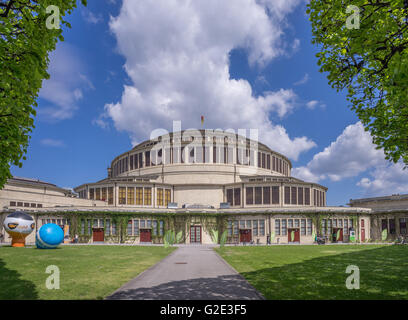 Centennial Hall Hala Stulecia Wroclaw dans une journée de printemps ensoleillée sky Banque D'Images